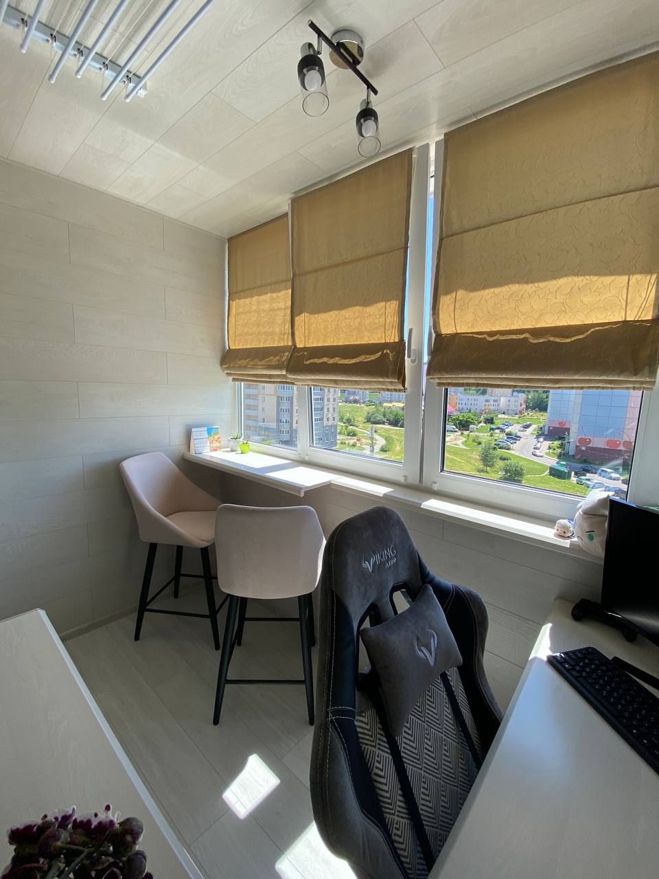 Cafe on the Balcony: Renovation with a Bar Area