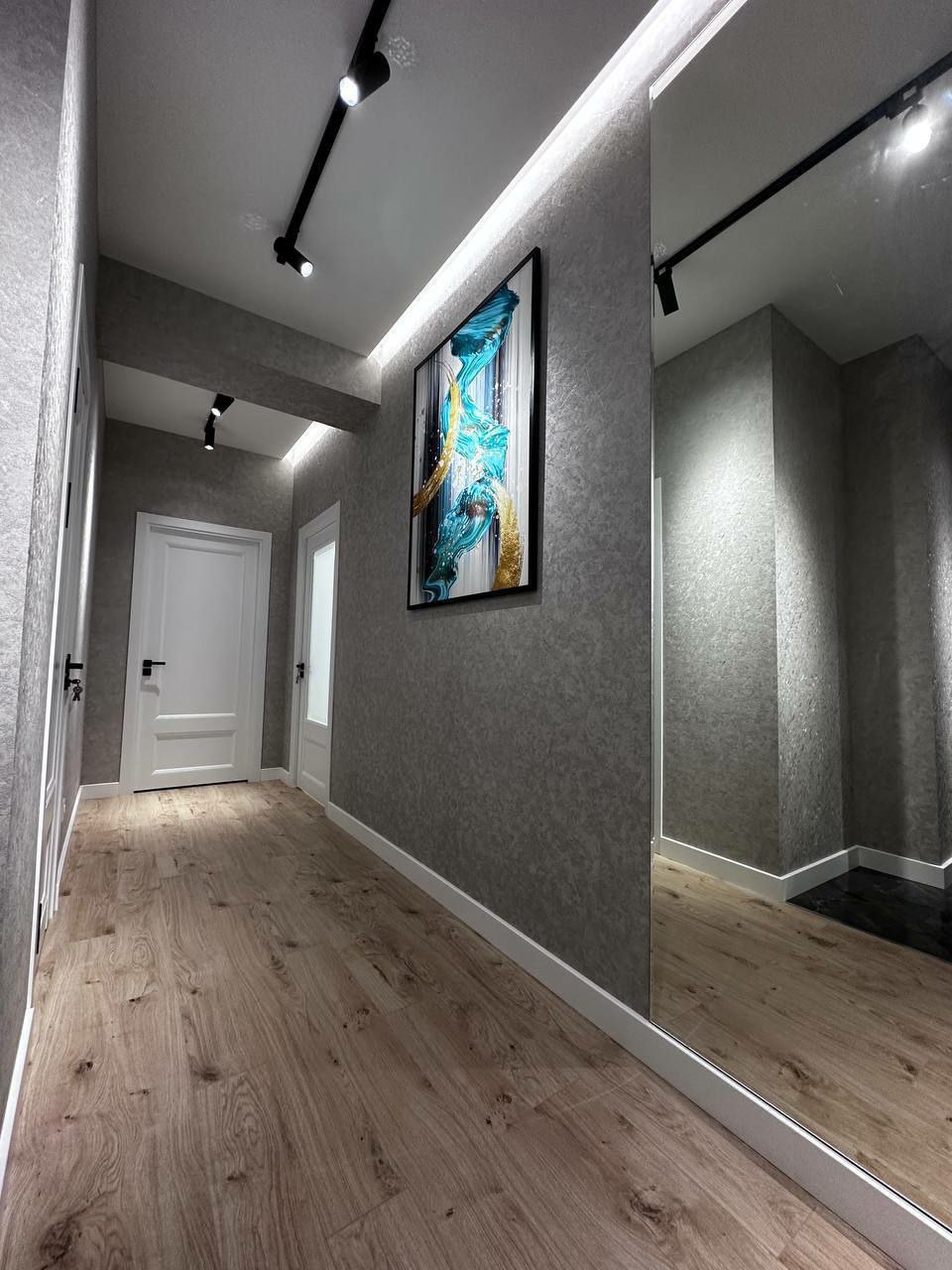 Check out how the hallway transforms! Our portfolio of renovation and decoration services offers inspiring ideas for every taste!