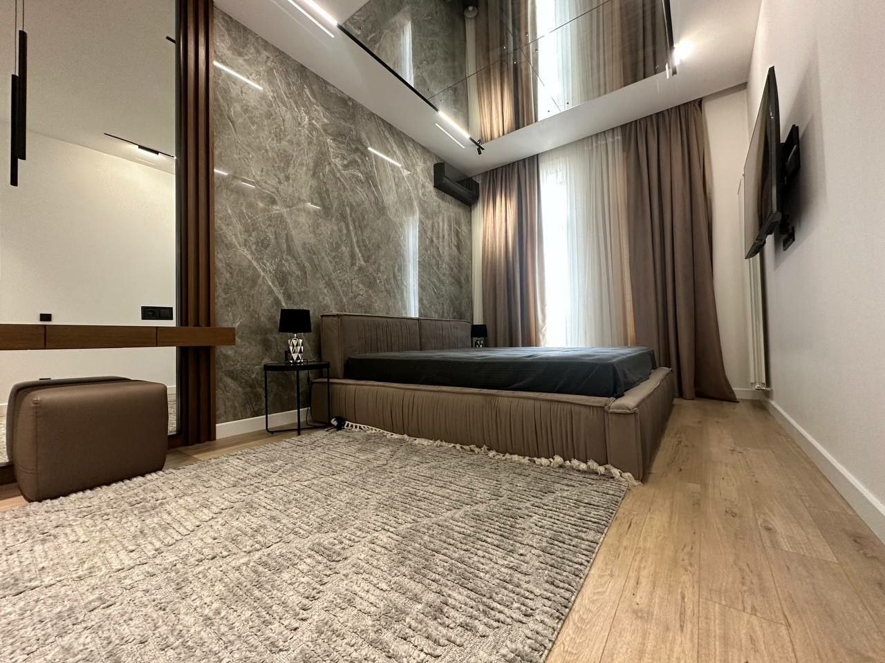 Extravagant Chic