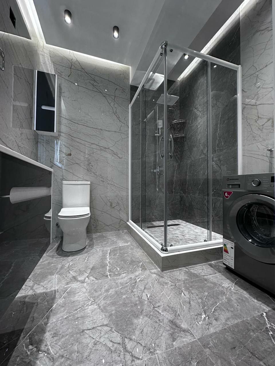 Minimalism with Character: A Bathroom for True Connoisseurs