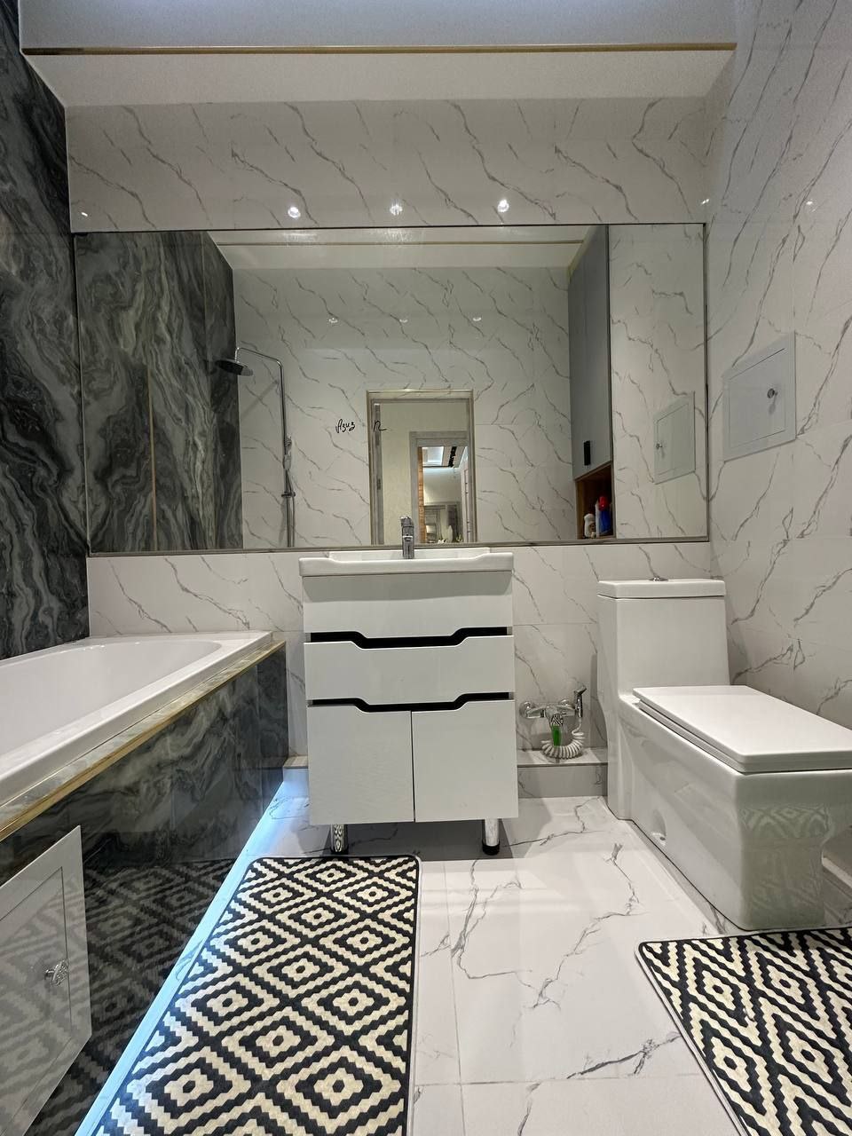 Elegant Contrast in the Bathroom by Planirovki.by