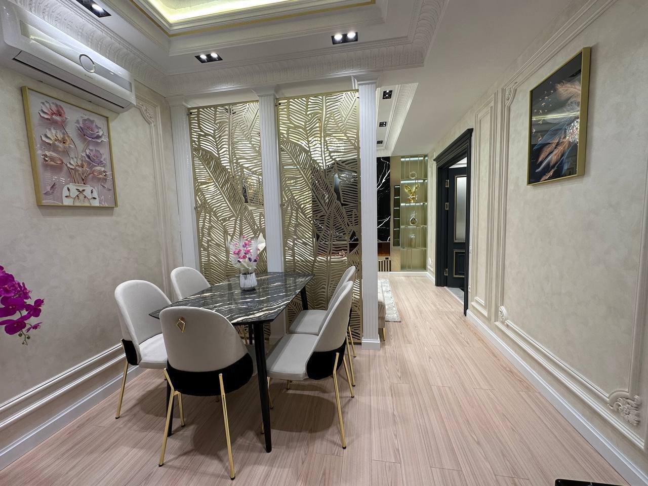 Graphic Accents in a Tranquil Interior