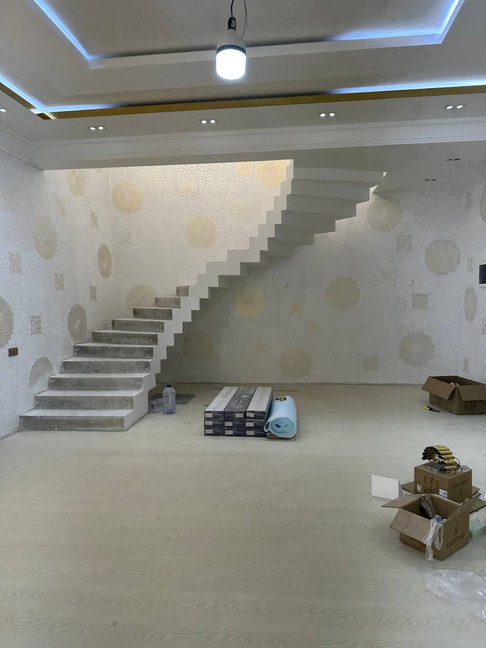 Classical Elegance: Luxurious Home Staircase