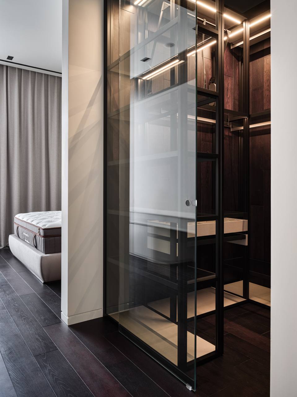 How to Make Your Walk-In Closet Functional and Stylish: Tips from Planirovki.by