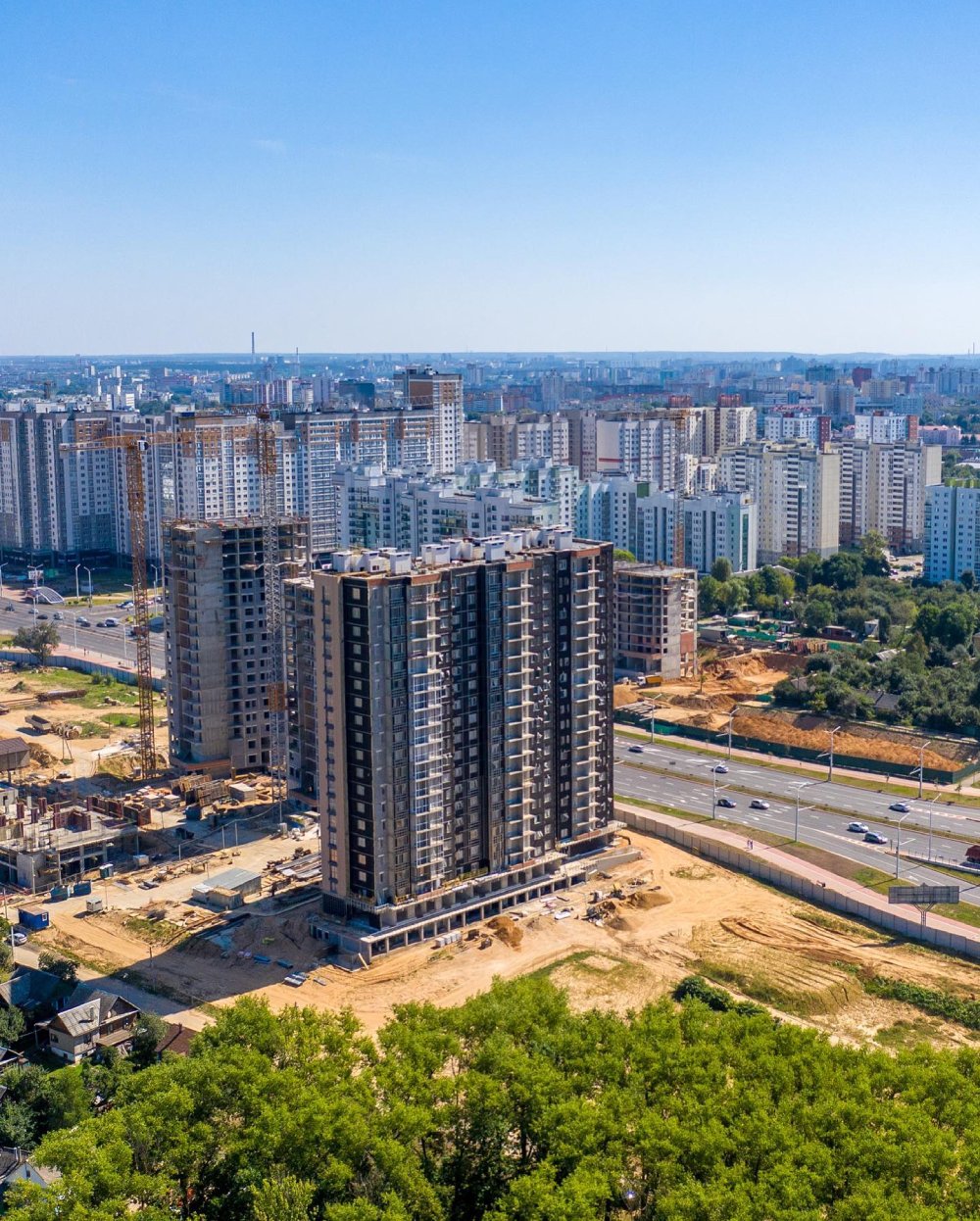 Harmony of Nature and Modern Architecture: Kvartal na Grushevke Residential Complex
