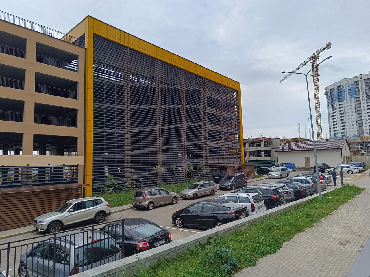 A Functional and Beautiful Addition to the Kvartal na Grushevke Residential Complex: The Multi-Level Parking Structure