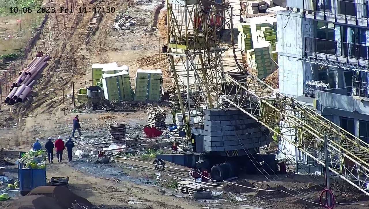 Маленький чудо-мостик: спасение при падении крана на стройке